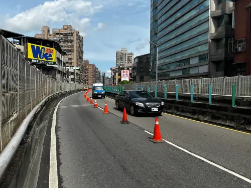 ▲忠孝橋護欄遭撞毀，稍早已開放台ㄧ高架往臺北方向一車道(內線)通行，外側持續管制中。(圖／北市府提供)