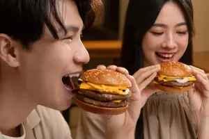 麥當勞買一送一2024夏季優惠券吃28天!大薯、6塊雞塊加1元多一件 ▲肯瓊醬汁加入「辣味四盎司牛肉堡」單點89元、搭配經典套餐154元;「辣味雙層四盎司牛肉堡」單點129元、搭配經典套餐194元。(圖/台灣麥當勞提供)