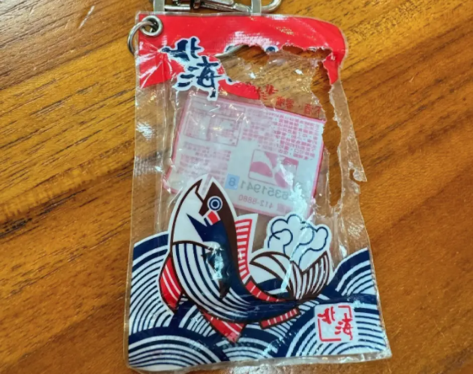 ▲有網友曬出北海鱈魚香絲悠遊卡慘狀，發現內部已經全部被老鼠吃光，就連IC卡都消失，貼文也釣出不少苦主。（圖／翻攝自Threads）