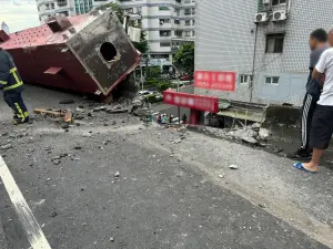 ▲滾落橋面的35噸鋼梁上寫著「雙子星」。（圖／翻攝新北消防發爾麵臉書）