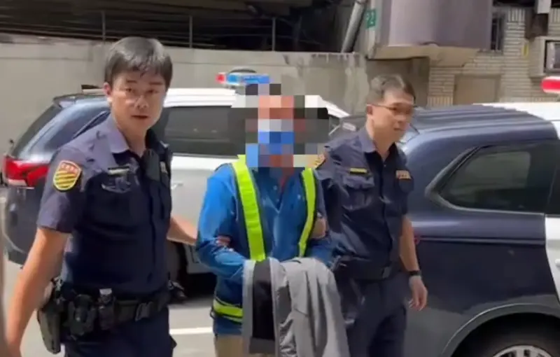 ▲忠孝橋護欄今天清晨遭聯結車運載的鋼材砸毀，稍早洪姓駕駛被依公共危險罪逮補移送。（圖／翻攝畫面）