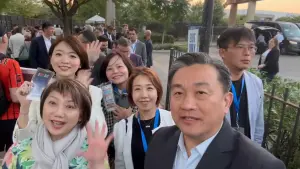 影／民進黨赴美觀選團自拍　黃國昌入鏡在旁孤僻全都錄
