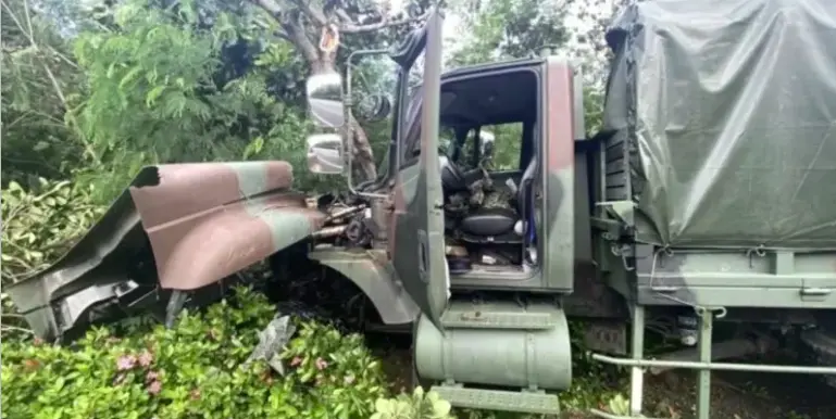 ▲陸軍八軍團一輛中型戰術輪車執行任務時行經屏東縣楓港路段，不明原因自撞路樹，事故造成車上7人受傷，皆無生命危險，目前已經送醫治療。（圖／翻攝記者爆料網）