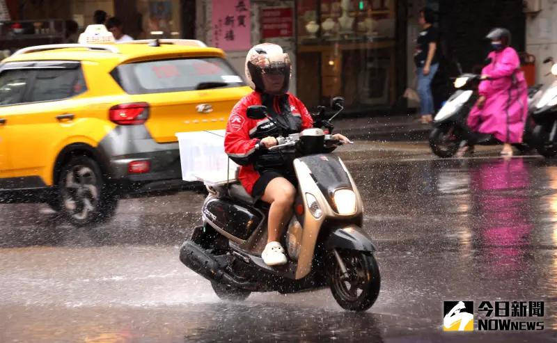 ▲今（24）日午後對流發展旺盛，中央氣象署稍早發布「大雷雨即時訊息」，提醒有局部大雨發生的機率。（圖／記者李政龍攝）