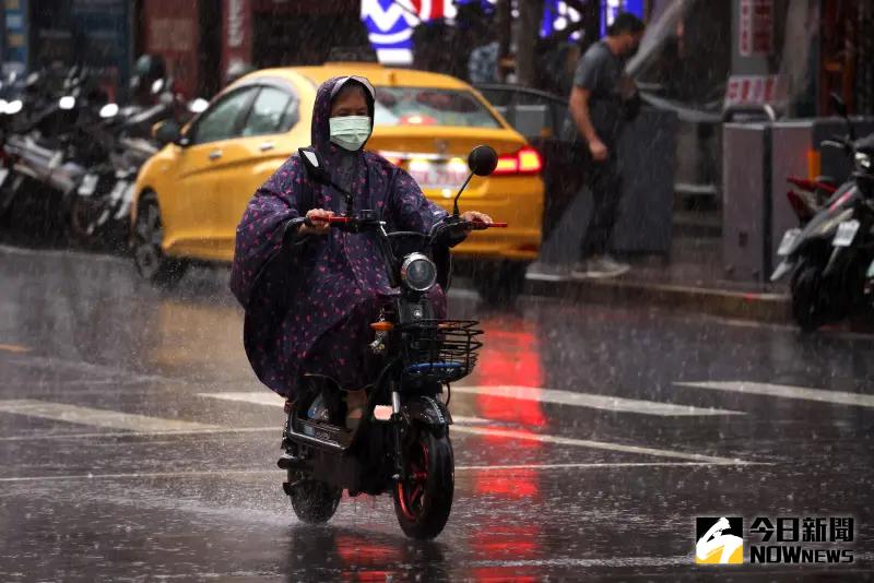 ▲午後對流發展旺盛，中央氣象署發布「大雨特報」，提醒台南、高雄、屏東注意局部大雨和強陣風。（圖／記者李政龍攝）