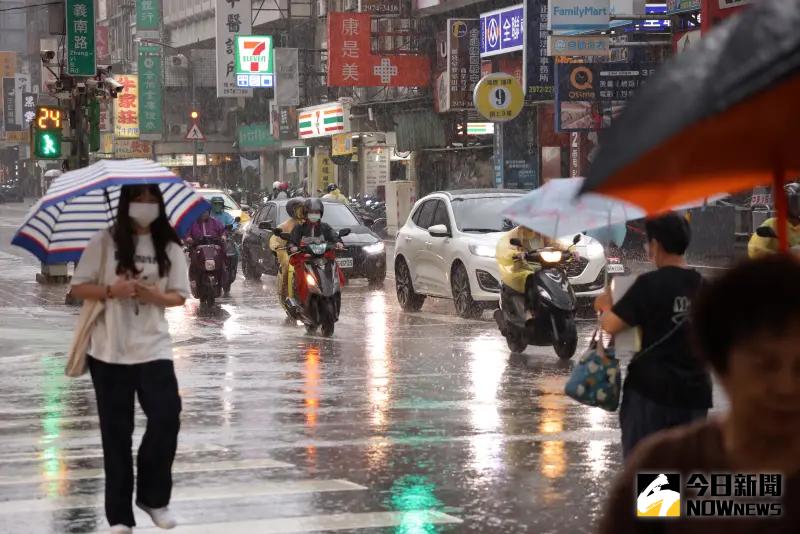 ▲中央氣象署發布「大雨特報」，提醒民眾嚴防打雷、閃電與劇烈降雨。（圖／記者李政龍攝）