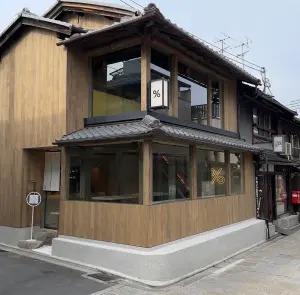 ▲％Arabica在日本京都開設「東山店」和「嵐山渡月橋店」後成為網紅品牌，目前在中國、日本、菲律賓等地有一百多家分店。圖為％Arabica京都門市（圖／翻攝自IG）