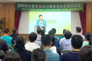 ▲吳鳳科技大學副校長盧維新(站立者)分享運用工學交替制度，如何吸引國際學生來台學習及實習之措施，以解決長期人力不足缺工狀況，並逐一向與會企業說明解惑。(圖／產業園區管理局台南分局提供)