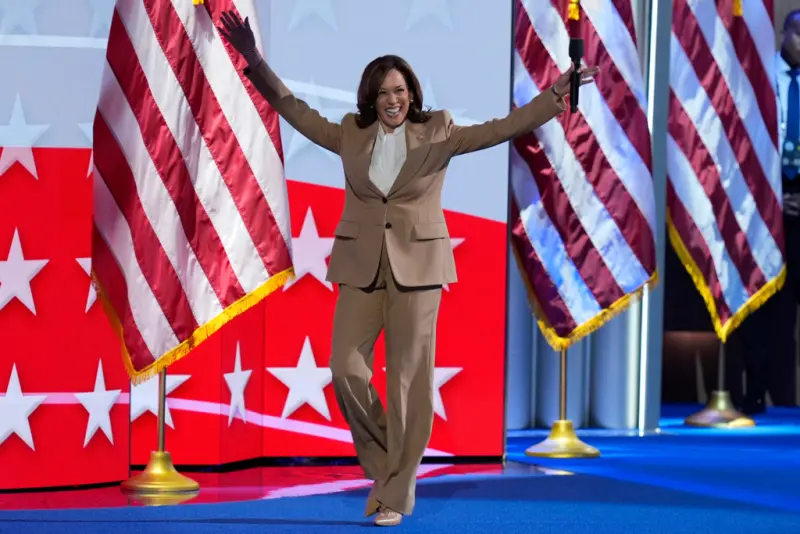 ▲美國副總統賀錦麗（Kamala Harris）在民主黨全代會第4天正式接受總統候選人提名，上台發表演說抨擊共和黨總統候選人川普（Donald Trump）。圖為賀錦麗19日出席民主黨全代會。（圖／美聯社／達志影像）