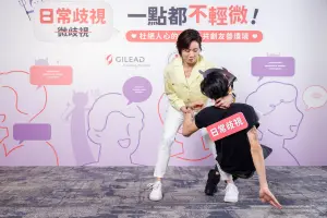 ▲柔道選手連珍羚在「日常歧視一點都不輕微」衛教記者會最後,用用柔道的招式「大外割」,聯手擊敗日常歧視小惡魔。(圖/吉立亞醫藥提供) ▲柔道選手連珍羚在「日常歧視一點都不輕微」衛教記者會最後,用用柔道的招式「大外割」,聯手擊敗日常歧視小惡魔。(圖/吉立亞醫藥提供)