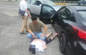 ▲警方以偵防車前後包夾方式，將在停車場接應的兩嫌制伏並逮捕。（圖／枋寮警方提供）