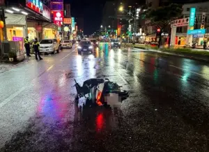 疑壓到坑洞失控！桃園情侶騎車撞上大貨車　後座女友慘遭輾身亡
