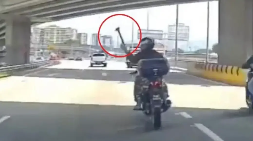 ▲摩托車騎士疑因不滿道路被另一輛汽車阻擋，竟在超車後朝後面的車輛丟鐵錘洩憤。（圖／翻攝自X）