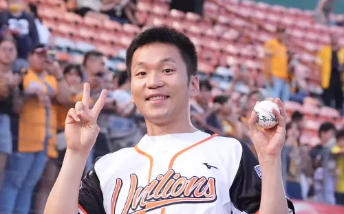 ▲台灣「麟洋配」再度為台灣奪下奧運金牌，李洋受邀開球。（圖／統一獅提供）