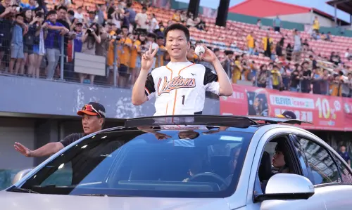 ▲李洋過去也曾受邀到中職開球，未來接任部長後，對棒球發展有何助長，將成為關注焦點。（圖／統一獅提供）