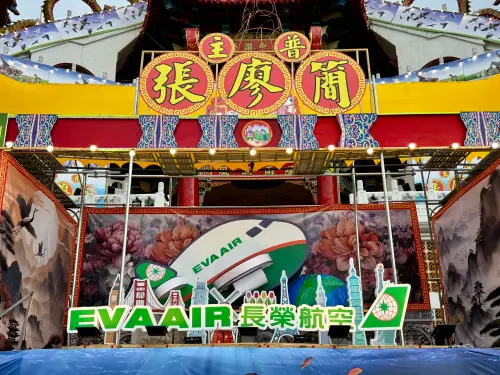 ▲張榮發基金會贊助「雞籠中元祭」，以長榮海運及長榮航空為意象打造創意燈車，長榮海運燈車以最大的24000TEU「A」型船為設計主軸，象徵旗艦領航、多元融合，參與花車遊行活動後，置放於基隆市中心的田寮河，成為河中的創意造景。（圖／張榮發基金會）