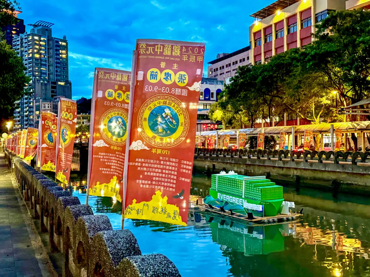 ▲張榮發基金會贊助「雞籠中元祭」，以長榮海運及長榮航空為意象打造創意燈車，長榮海運燈車以最大的24000TEU「A」型船為設計主軸，象徵旗艦領航、多元融合，參與花車遊行活動後，置放於基隆市中心的田寮河，成為河中的創意造景。（圖／張榮發基金會）