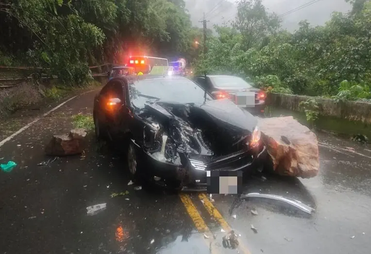 ▲台8線中橫公路20.5K、白冷路段今（21）日下午發生大雨，導致邊坡土石鬆動砸毀一部黑色轎車。（圖／翻攝畫面）