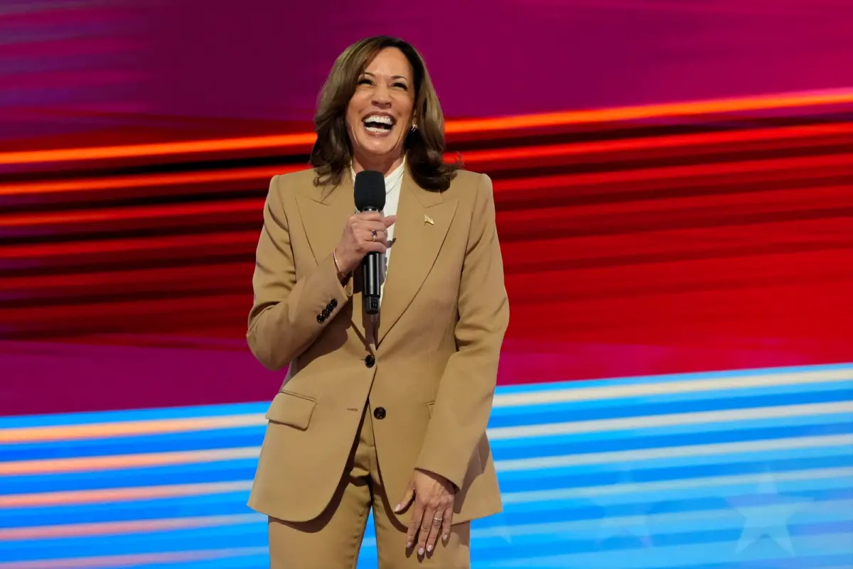 ▲賀錦麗在民主黨全國代表大會首晚就亮相，一身淺棕褐色套裝意外引起熱議，甚至被認為是在致敬歐巴馬。（圖／美聯社／達志影像）