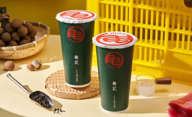 ▲處暑節氣喝手搖飲料消暑，本週不只星巴克、麥當勞咖啡買一送一，一次整理5大手搖飲料優惠，龜記茗品、TEA TOP、康青龍都買一送一，得正免費請喝烏龍茶，可不可熟成紅茶週四下殺4折。（圖／龜記茗品提供）