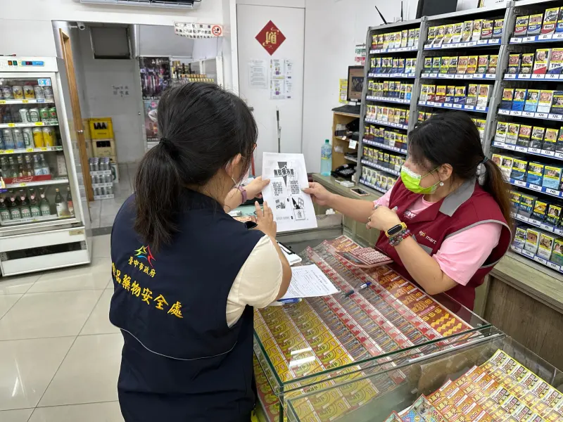 ▲食安處至雜貨店進行宣導(圖／食安處提供2024.8.22)