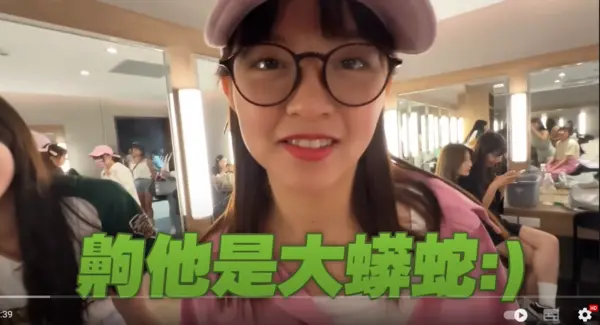▲琳妲在後台看到十元立刻爆料，王齊麟有向她買自創品牌的內褲，還開玩笑自誇：「齁我是大蟒蛇。」（圖／翻攝自琳妲是0蛋YouTube）