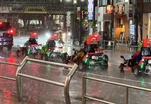 澀谷街頭「瑪利歐賽車」遇東京暴雨！全濕背影笑翻：玩到困難模式
