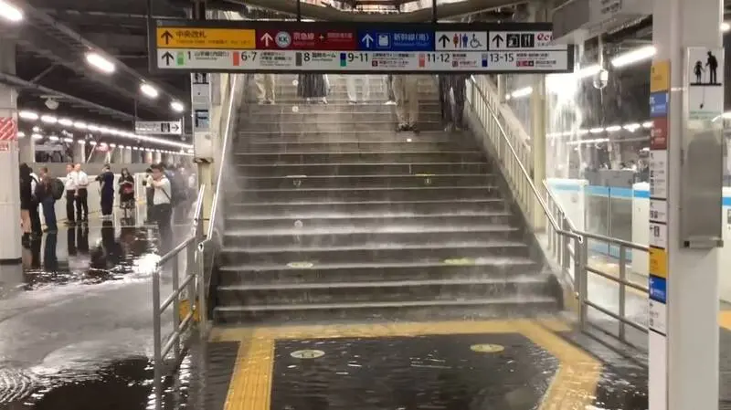 ▲東京21日晚間下起「游擊式暴雨」（ゲリラ豪雨），品川車站樓梯成為「瀑布」。（圖擷取自@yui_kun 社群平台「X」）