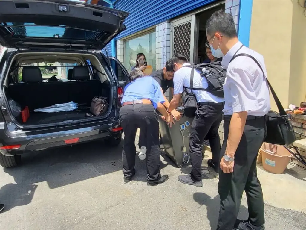 ▲第3波「靖平專案」由彰化地檢署展開偵查行動，分別查獲彰化縣、雲林縣綠能不法案件，並在行動中查扣放有不法所得的保險箱，並聲押雲林縣二崙鄉長鍾東榮等7人。（圖／最高檢察署提供）