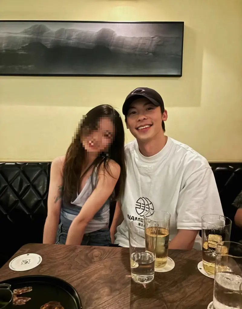 ▲許光漢（右）疑似趁入伍前到台南旅遊，有幸運的女粉絲在酒吧巧遇大明星。（圖／小紅書）