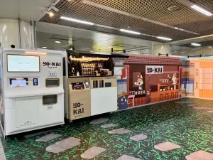 ▲拉麵機一旁還有「無人自助飲品機」，讓旅客能迅速享受到兩種美味。（圖／北捷公司）