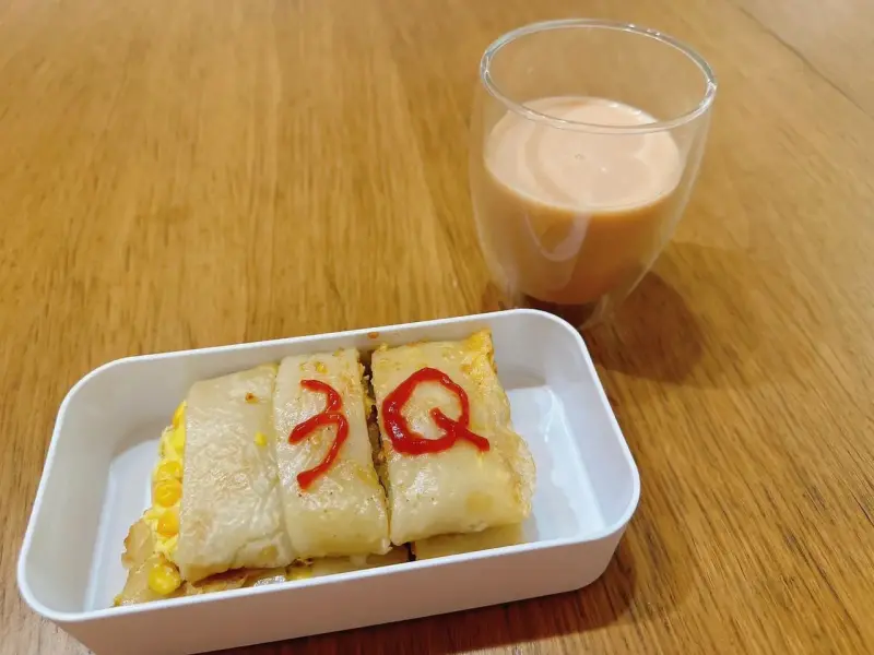 ▲用貼圖點餐？ 媽媽超猛將貼圖上的食物神還原到餐桌，連蕃茄醬的字都復刻了，網友讚神級玩法。（圖／翻攝Dcard）