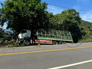 重機北宜跑山跨雙黃線超車！貨車閃躲撞電桿險墜崖　驚險瞬間曝光
