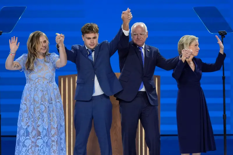 ▲美國民主黨副總統候選人華茲（Tim Walz）與家人同台，左起為女兒霍普、兒子葛斯、最右者為妻子關。（圖／美聯社／達志影像）
