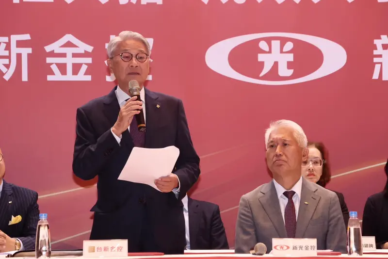 ▲台新金控與新光金控(22)日分別召開董事會,決議通過以換股方式進行合併,台新金董事長吳東亮表示,雙方互相具責任及義務。(圖/記者朱永強攝影)