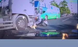 高雄拖板車逆向撞機車！騎士險遭輾驚悚畫面曝　肇事者落跑超傻眼
