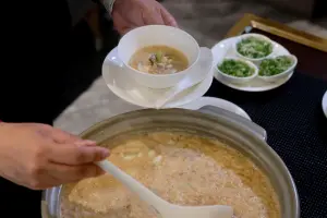 ▲「蟹肉響米泡飯」的湯頭相當甘甜溫潤。（圖／記者葉盛耀攝）