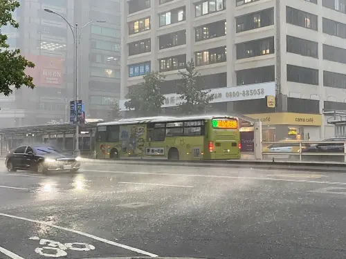 快訊／雷雨彈轟炸！嘉義機場15：25起暫停地面作業　部分航班延誤
