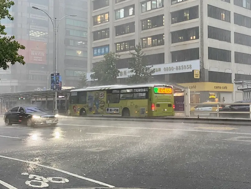 ▲因雷雨影響，嘉義機場15：25起暫停地面作業，部分航班可能因此延誤。圖／記者蕭涵云攝）