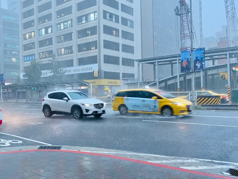 ▲未來10天台灣的天氣極度不穩定，午後對流發展旺盛，雷陣雨的情況會特別明顯。（圖／記者蕭涵云攝）