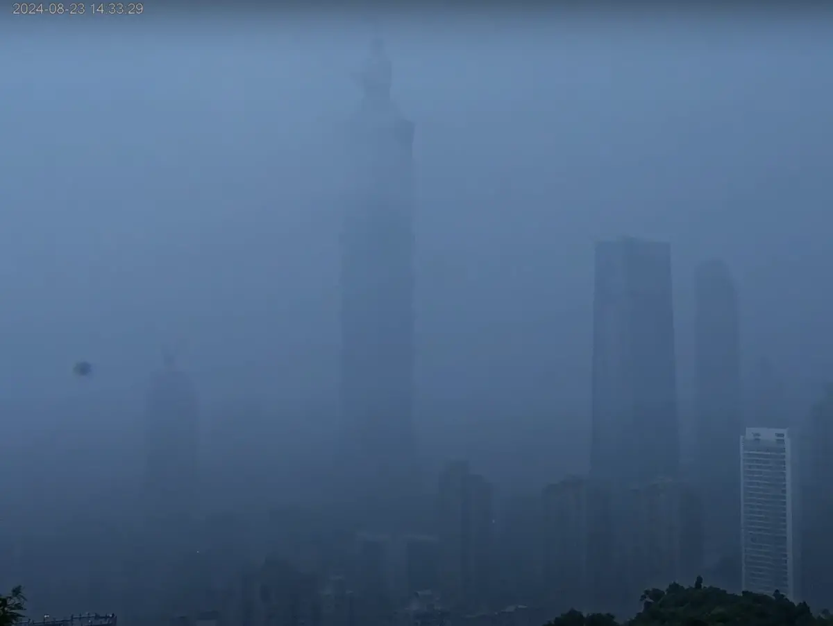 ▲午後對流旺盛，大雷雨猛襲台北市，整座城市瞬間變得黑壓壓一片，就連台北101都快要看不見，路上還有行人被落雷嚇到尖叫逃竄。（圖／翻攝自「象山看台北－4K即時影像」YT頻道）