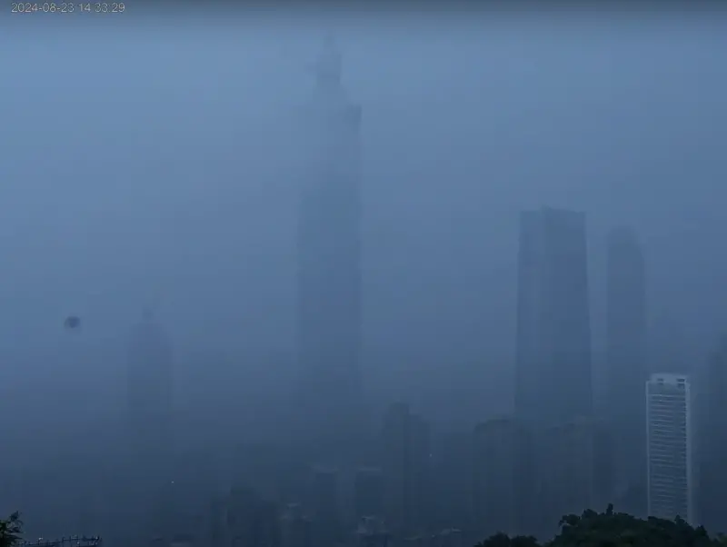 ▲午後對流旺盛，大雷雨猛襲台北市，整座城市瞬間變得黑壓壓一片，就連台北101都快要看不見，路上還有行人被落雷嚇到尖叫逃竄。（圖／翻攝自「象山看台北－4K即時影像」YT頻道）