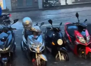 台北市公館區也有水災發生,一整排停放的機車,水淹到接近輪胎的一半 ▲台北市公館區也有水災發生,一整排停放的機車,水淹到接近輪胎的一半