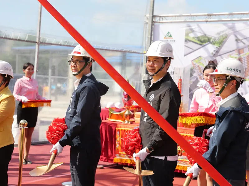 ▲高雄市左營區「永清安居」社會住宅開工典禮，內政部長劉世芳、高雄市長陳其邁與在地立委李柏毅等人共同執鏟開工。(圖／立委李柏毅提供)