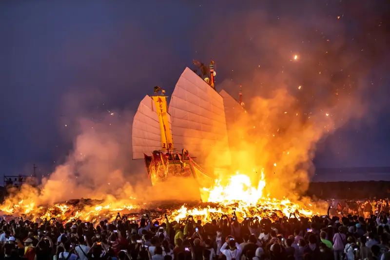 ▲三年一科的屏東迎王平安祭典將於9月熱鬧登場，其中送王燒王船最為壯觀。（圖／屏東縣府提供）