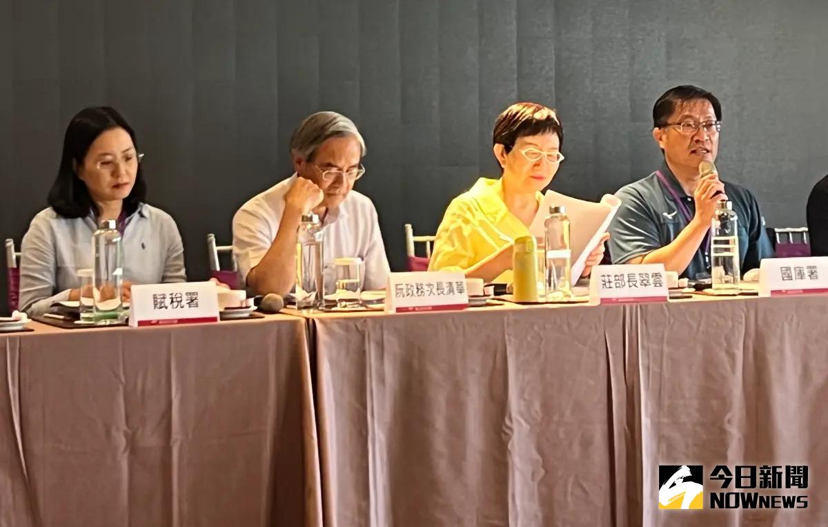 ▲財政部長莊翠雲今（23）日率領局處首長南下視察，對於銀行掀「限貸令」，國庫署長陳柏誠表示，新青安不受影響，會繼續辦理。（圖／記者顏真真攝）