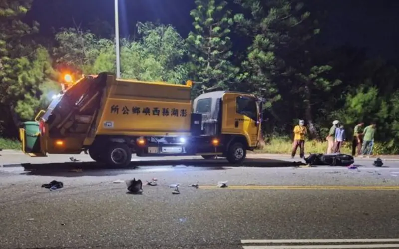 ▲23日晚間，澎湖發生死亡車禍，洪姓司機駕駛垃圾車，行經203號線道28公里處、星月灣餐廳前路段時，與一台雙載機車發生碰撞，騎士才姓男子送醫搶救不治。（圖／翻攝畫面）