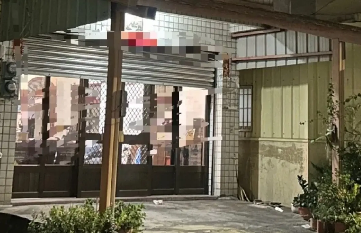 ▲23日深夜11時許，雲林莿桐鄉驚傳殺人案，一名年約60多歲的張姓男子，持刀追砍弟媳與2名姪女，釀3人受傷送醫。（圖／翻攝畫面）