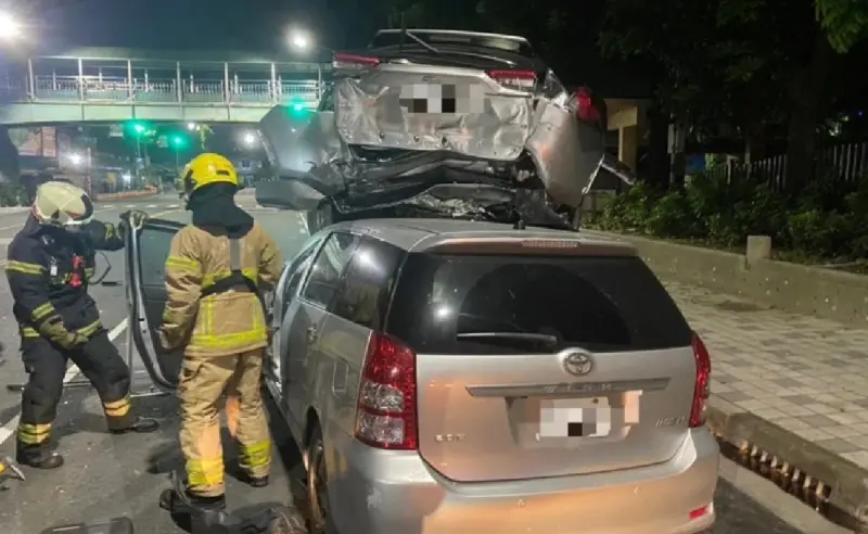 ▲王男酒駕加速逃逸拒檢，最後自撞5台汽車，王男車子被壓在下方如「疊羅漢」。（圖／翻攝畫面）