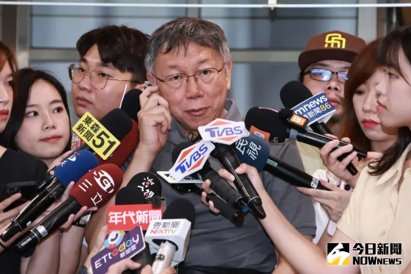 ▲民眾黨主席柯文哲今早在家門被堵麥,但不回應任何問題。(圖/資料照片)
